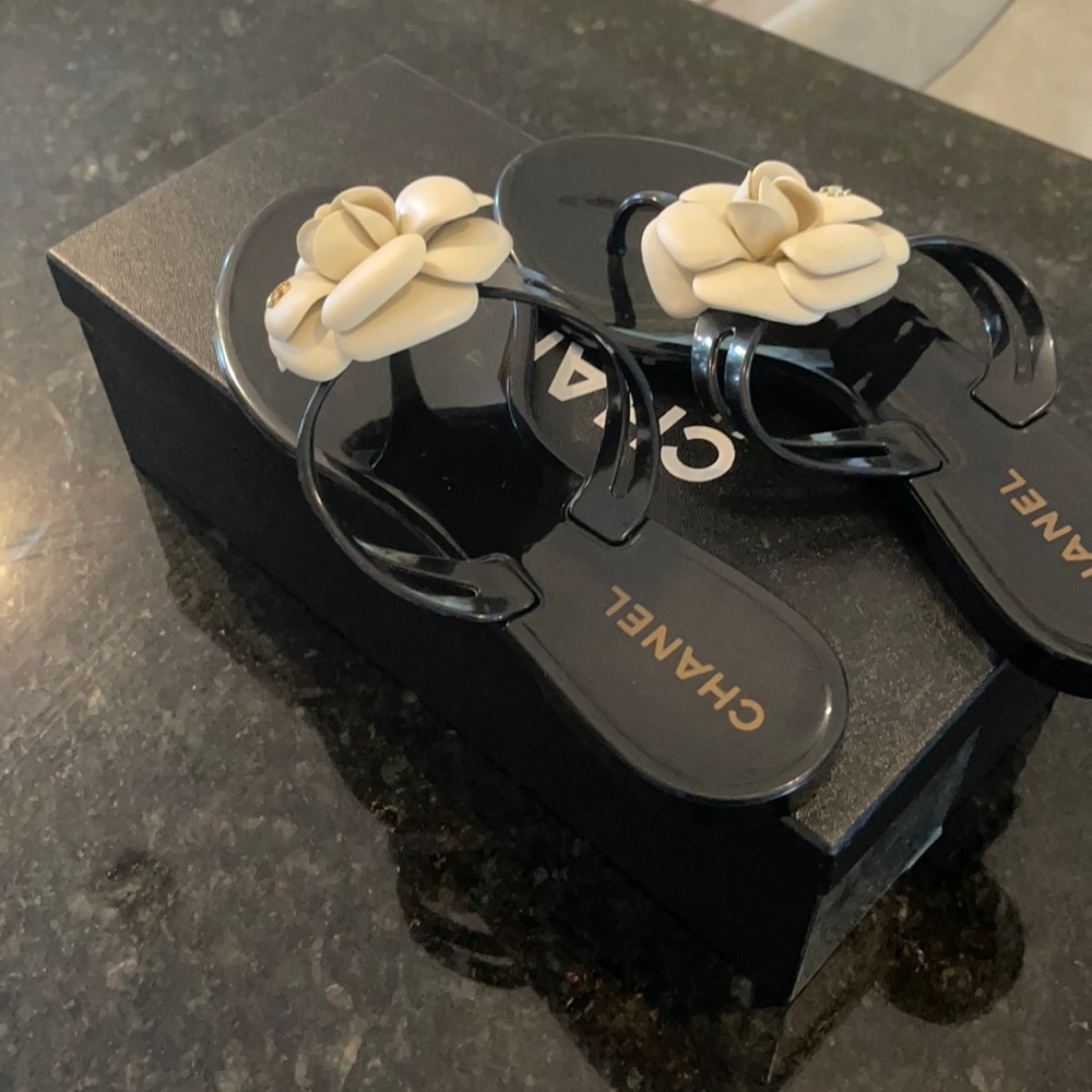 Pre-owned 100%  Authentic Chanel  sandals .